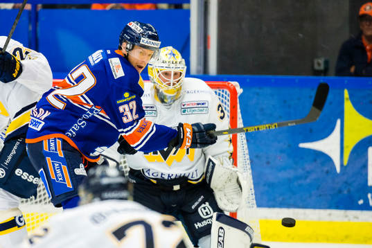 Växjös Nick Johnson försöker styra en puck framför