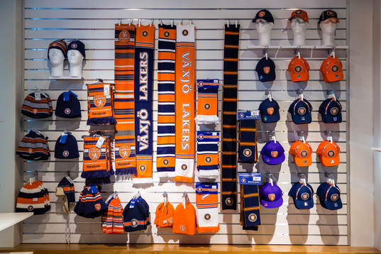 Souvenirbutik i Vida arena innan ishockeymatchen i SHL