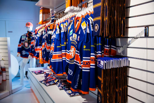 Souvenirbutik i Vida arena innan ishockeymatchen i SHL