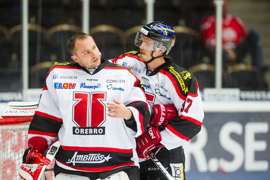 Örebros Stefan Johansson hjälper Örebros målvakt Julius