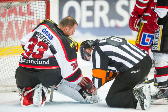 Domaren hjälper Örebro målvakt Julius Hudacek med remarna