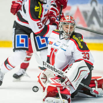 Örebros målvakt Julius Hudacek räddar