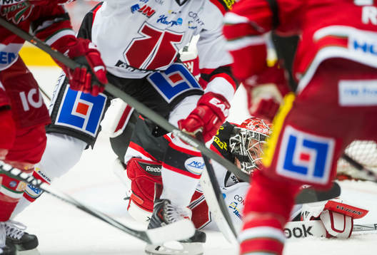 Örebros målvakt Julius Hudacek räddar