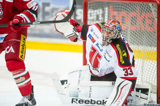 Örebros målvakt Julius Hudacek räddar