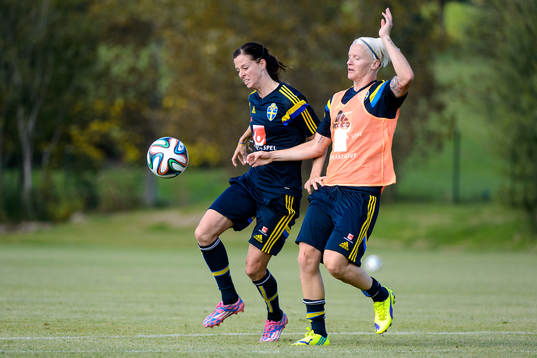 Lotta Schelin och Nilla Fischer i närkamp