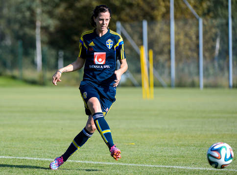Lotta Schelin skjuter bollen