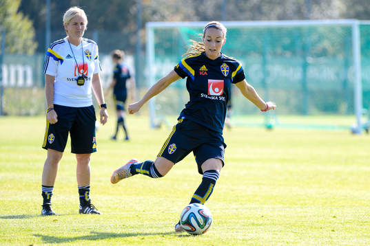 Kosovare Asllani skjuter