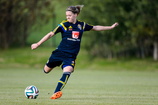 Olivia Schough skjuter bollen