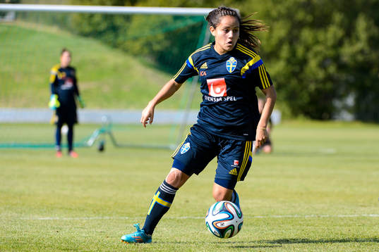 Malin Diaz med bollen