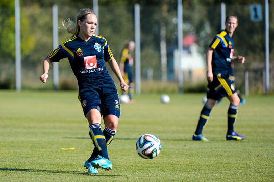 Elin Rubensson skjuter bollen