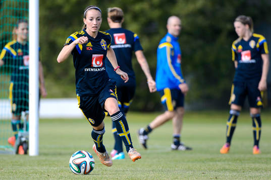 Kosovare Asllani med bollen
