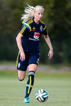Sofia Jakobsosn med bollen