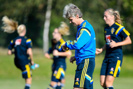 Förbundskapten Pia Sundhage tittar på sin klocka