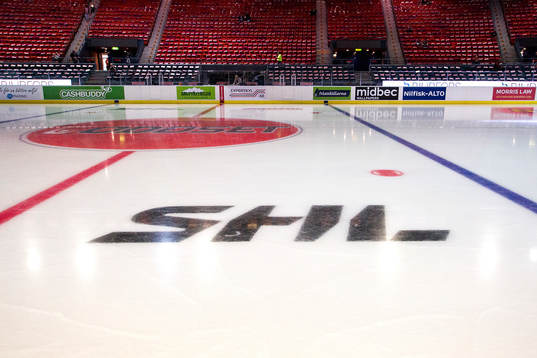 Logotypen för SHL på isen i Scandinavium