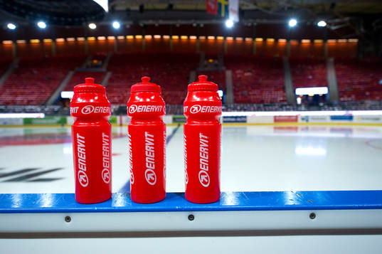 Tre vattenflaskor står på sargen innan hockeymatchen i