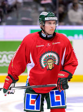 Frölundas Luke Moffat värmer upp innan hockeymatchen i