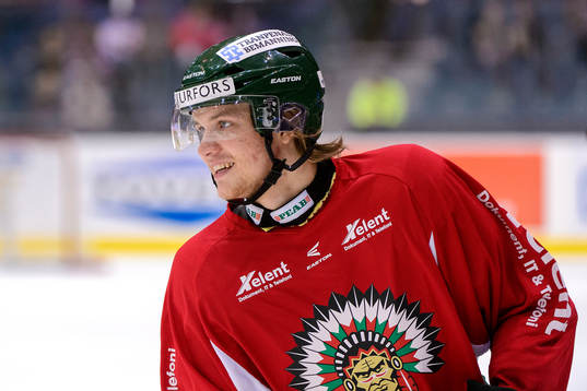 Frölundas Max Görtz värmer upp innan hockeymatchen i SHL