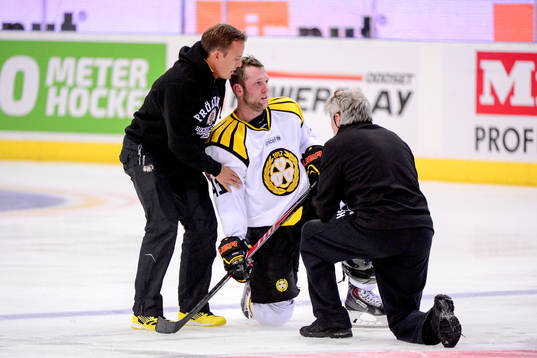 Brynäs Greg Scott får hjälp av läkare