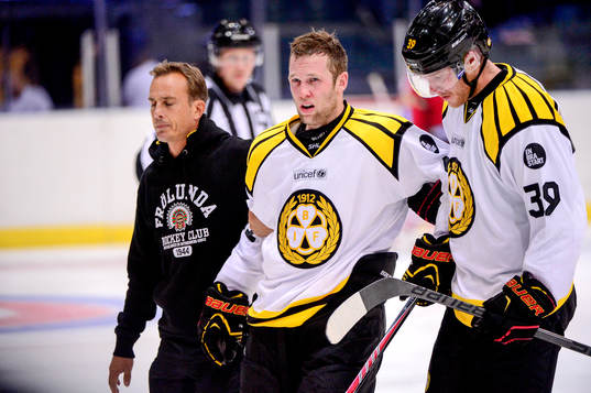 Brynäs Greg Scott får hjälp av isen