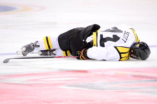 Brynäs Greg Scott blir liggande på isen