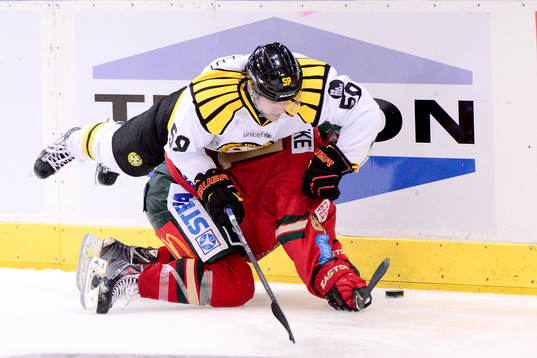 Brynäs Sebastian Enterfeldt och Frölundas Luke Moffat