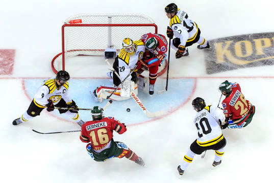 Oroligt framför Brynäs målvakt Bernhard Starkbaum