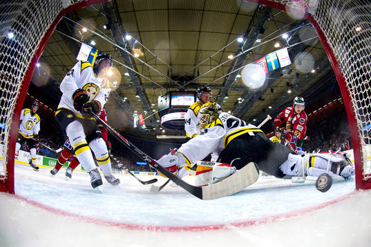 Frölundas Artturi Lehkonen gör 2-0 bakom Brynäs målvakt