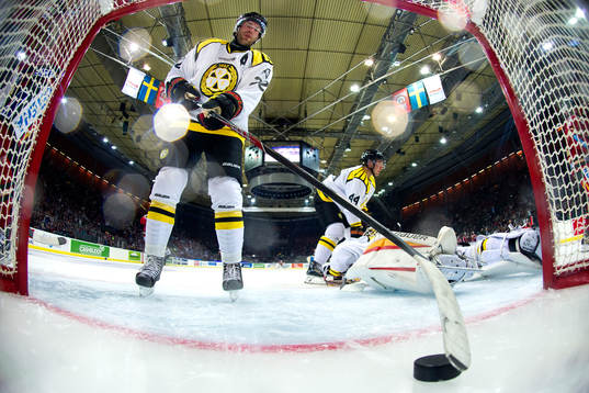 Brynäs Jörgen Sundqvist plockar ut pucken ur målet