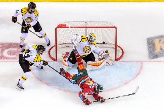 Frölundas Mattias Janmark gör 1-0 bakom Brynäs målvakt