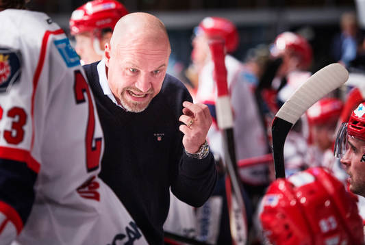 Södertäljes tränare Jan Karlsson manar på sina spelare