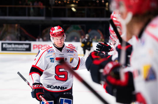 Södertäljes Jonas Engström jublar