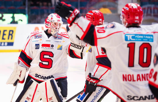 Södertäljes målvakt Tim Sandberg jublar