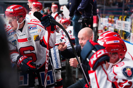 Södertäljes tränare Jan Karlsson ger instruktioner till