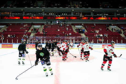 Björklövens spelare och Malmö Redhawks spelare värmer