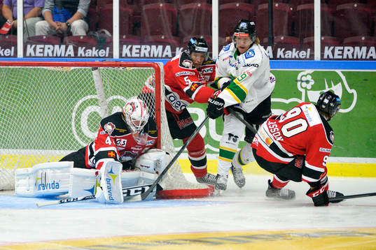 Björklövens William Quist och Malmö Redhawks målvakt