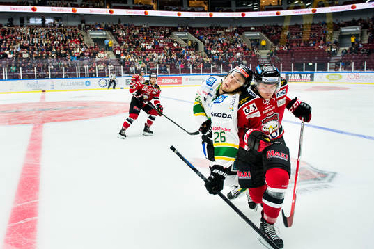 Malmö Redhawks Magnus Häggström tacklar Björklövens
