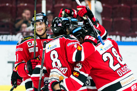 Malmö Redhawks spelare med Björn Svensson (tv) jublar