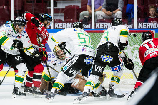 Malmö Redhawks Joey Tenute (th) trycker upp 5-0 bakom