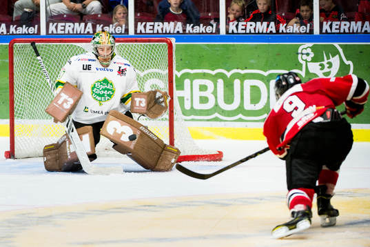 Björklövens målvakt Kevin Lindskoug räddar skott från