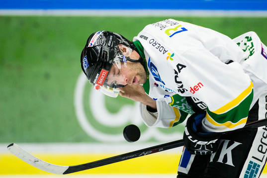 Björklövens Per Hållberg plockar ut en puck som kommit