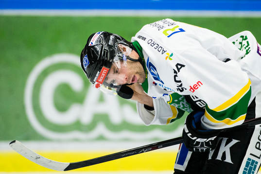 Björklövens Per Hållberg plockar ut en puck som kommit