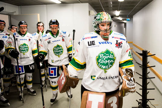 Björklövens spelare med målvakt Kevin Lindskoug i spetsen