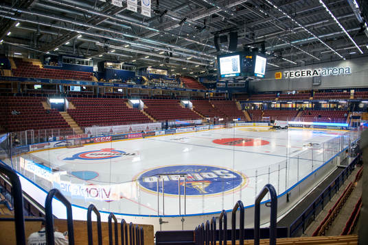 Inte mycket folk på läktarna i Tegera arena en timme