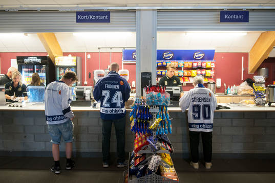 Supportrar till Leksands IF köper tilltugg i en kiosk