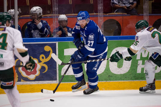 Leksands Viktor Mårtensson försöker ta sig förbi två