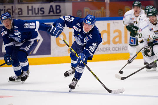 Leksands Tomi Sallinen gör en passning