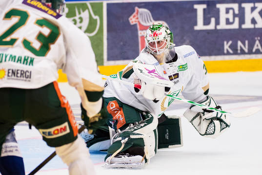 Färjestads målvakt Fredrik Pettersson-Wentzel räddar