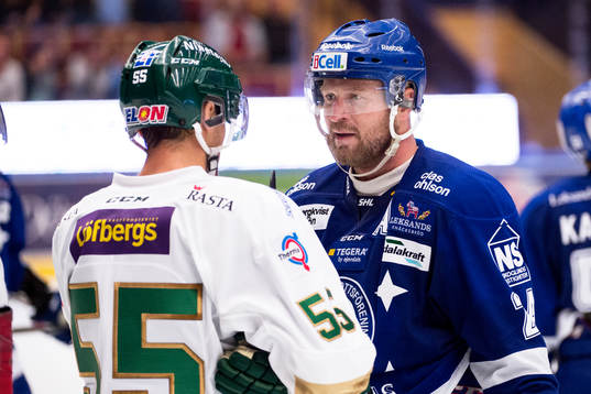 Färjestads Ole-Kristian Tollefsen, t.v, och Leksands Jonas