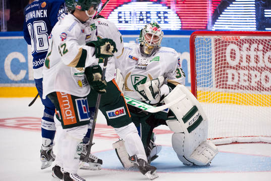 Färjestads målvakt Fredrik Pettersson-Wentzel blir störd
