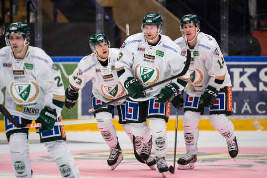 Färjestads Martin Röymark, i mitten, jublar